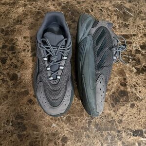 Adidas Original Ozelia Size 8.5 Men's Gray Athletic Shoes